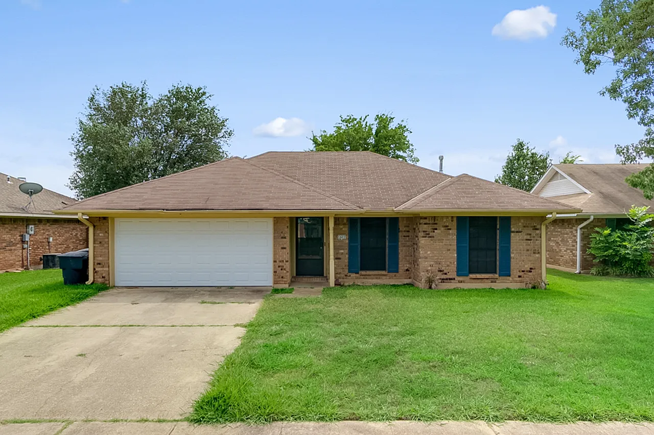 Beautiful 3 Bedroom / 2 Bath 300 Off 1st Month Special — Photo 4