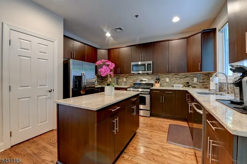 2 bed, 2.5 bath, 1869 sqft, $3,900 — Photo 4