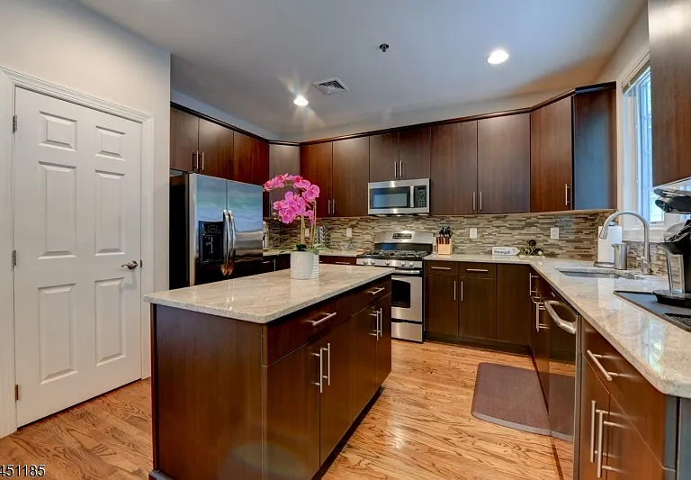 50 Bloomfield Ave #50 — Photo 4