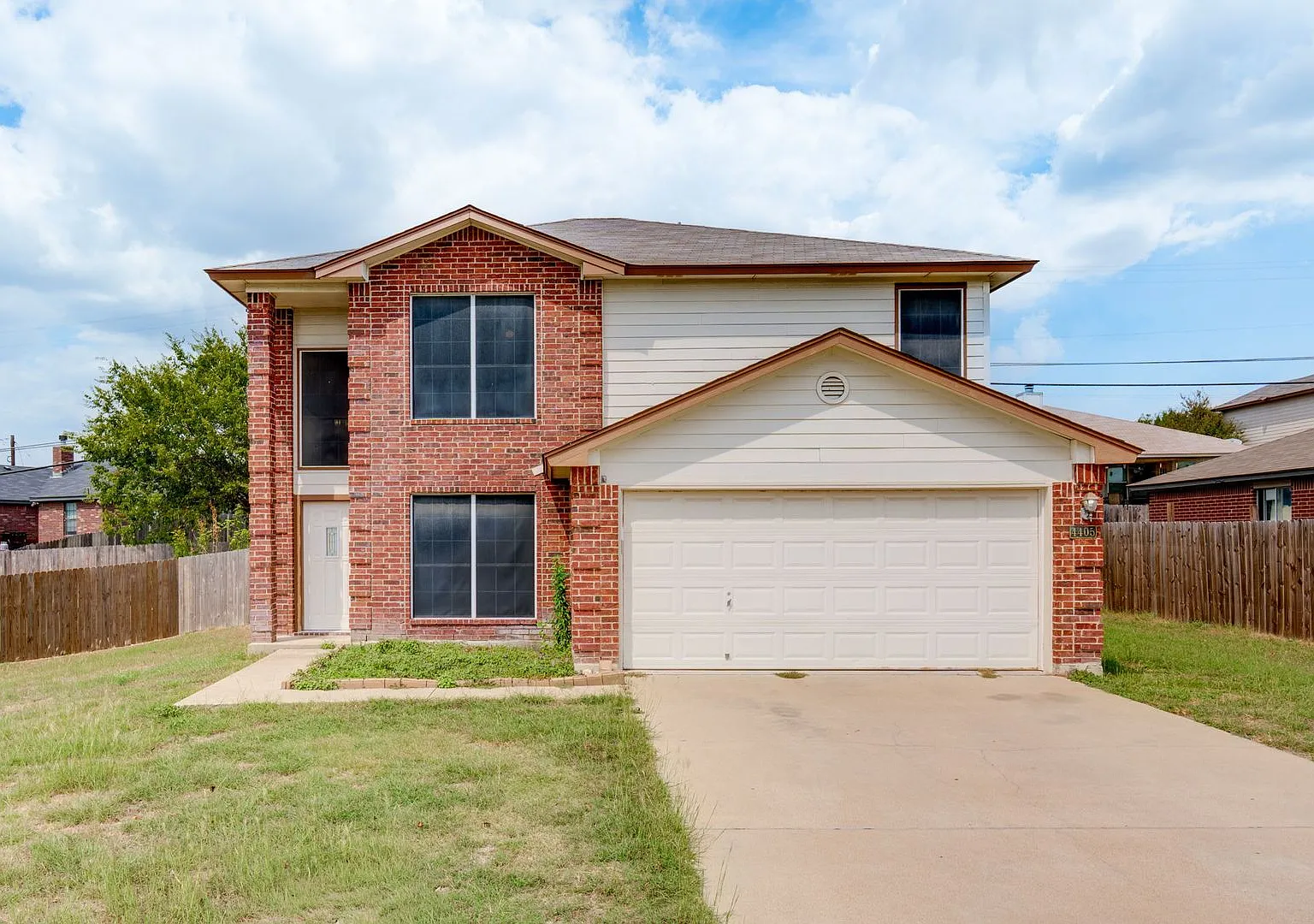 4405 Twin Oaks Cir — Photo 1