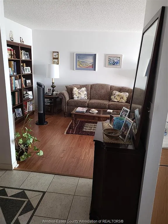 2 bed, 1.0 bath, 882 sqft, $1,700 — Photo 2