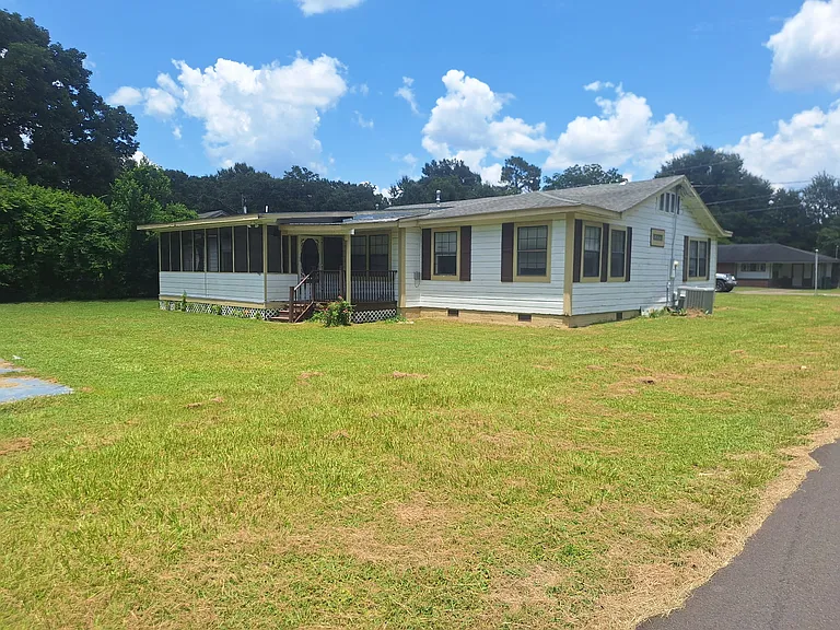 220 Ford Dr — Photo 2