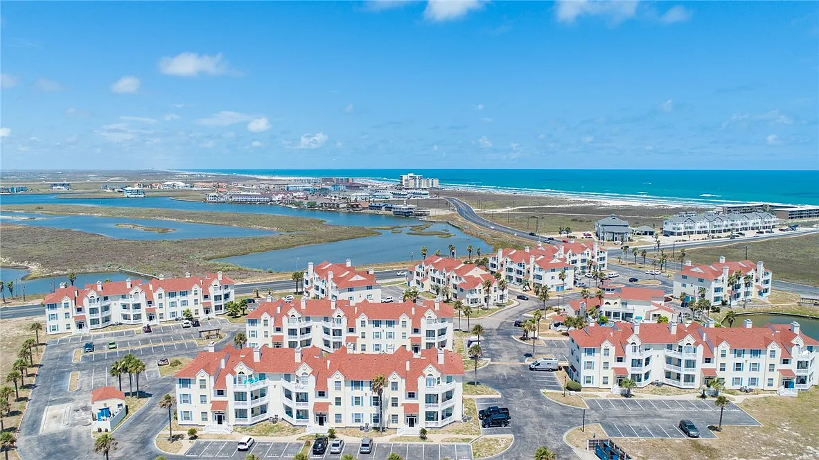 2 bed, 2.0 bath, 915 sqft, $2,300 — Photo 2