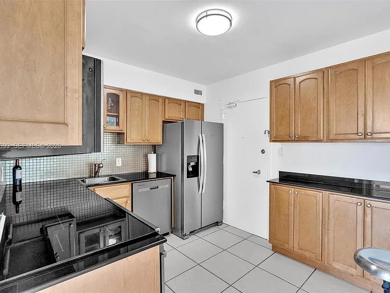 5161 Collins Ave #1017 — Photo 16