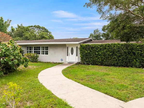 3831 E Forest Lake Dr, Sarasota, FL 34232