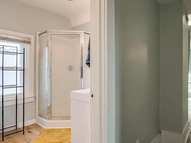 Upper Level Full Bathroom