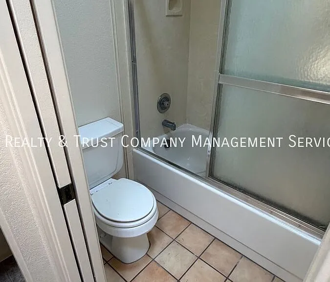 709 W Millbrook Ln — Photo 22