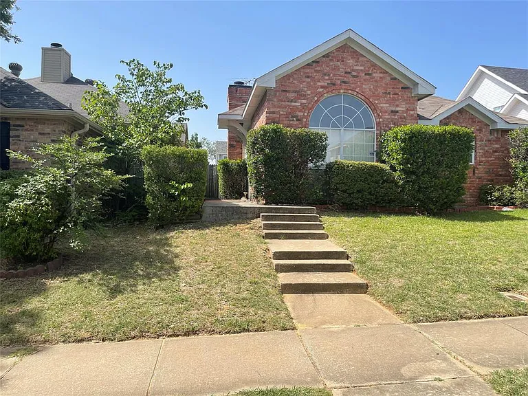 1330 Overlook Dr — Photo 1