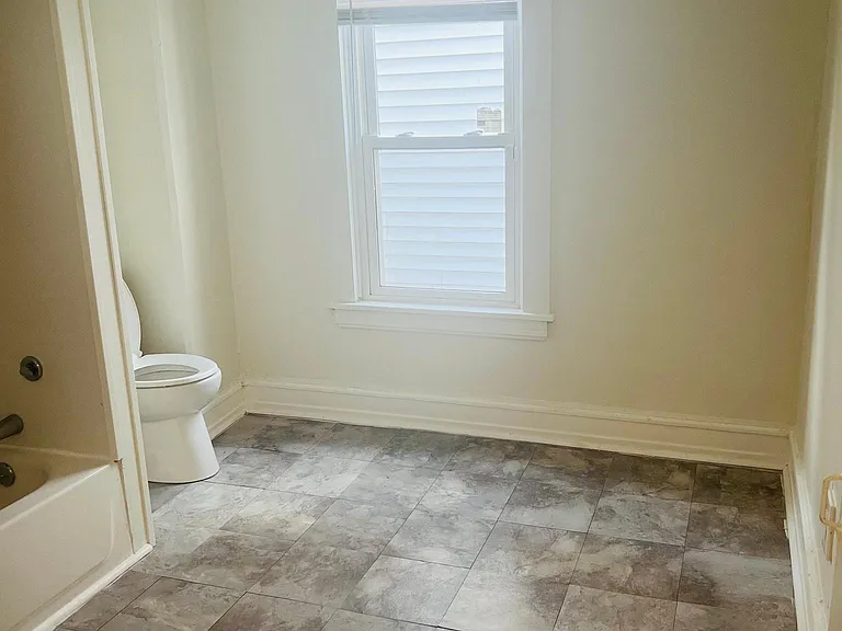 811 E Chestnut St — Photo 22