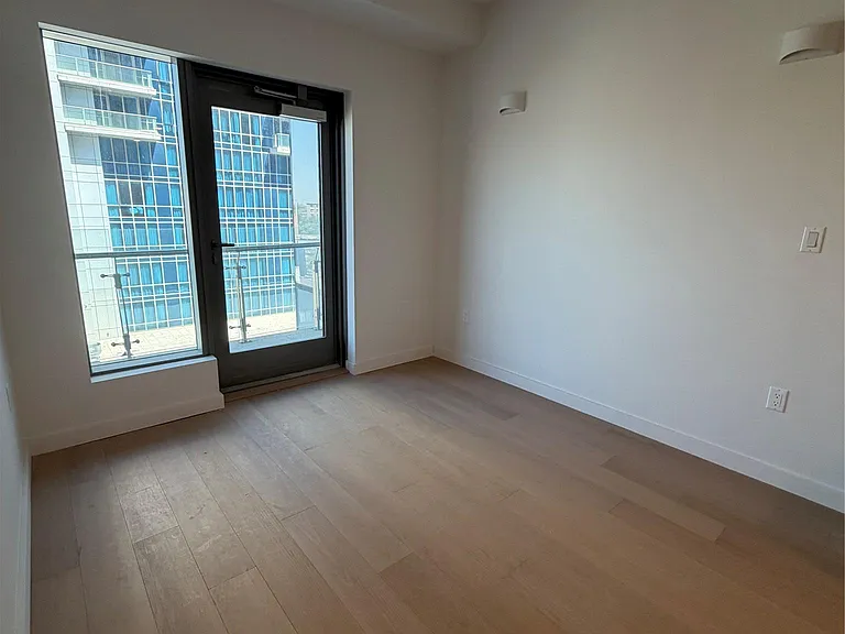 3371 Prince St #6L — Photo 8