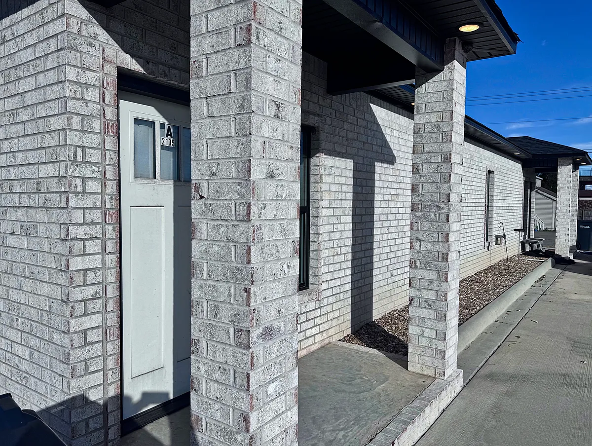 Building Photo - 2105 Clark St #A