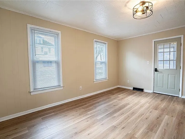 327 William St — Photo 8