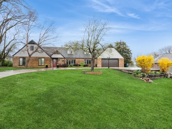 1441 Blackhawk Dr, Schaumburg, IL 60193