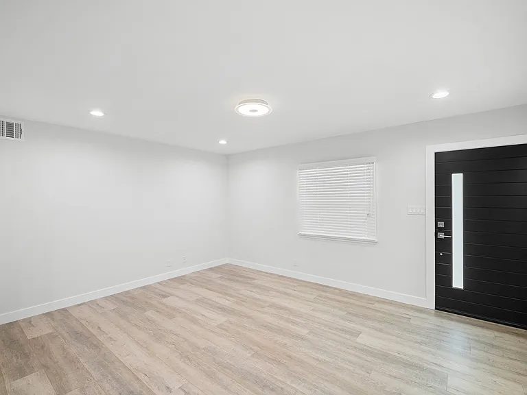 623 E Chevy Chase Dr #C — Photo 5