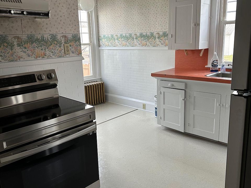 Eat-in area - countertops have been replaced with black