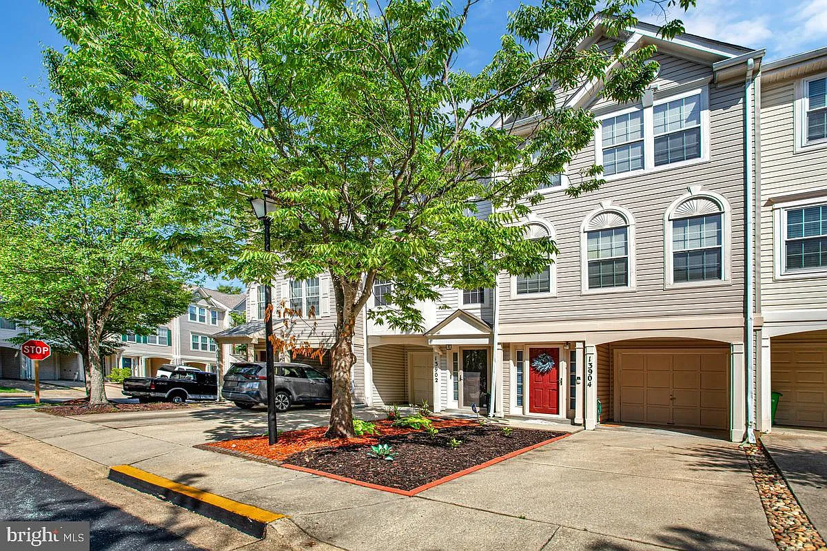 2 bed, 2.5 bath, 998 sqft, $2,590 — Photo 3