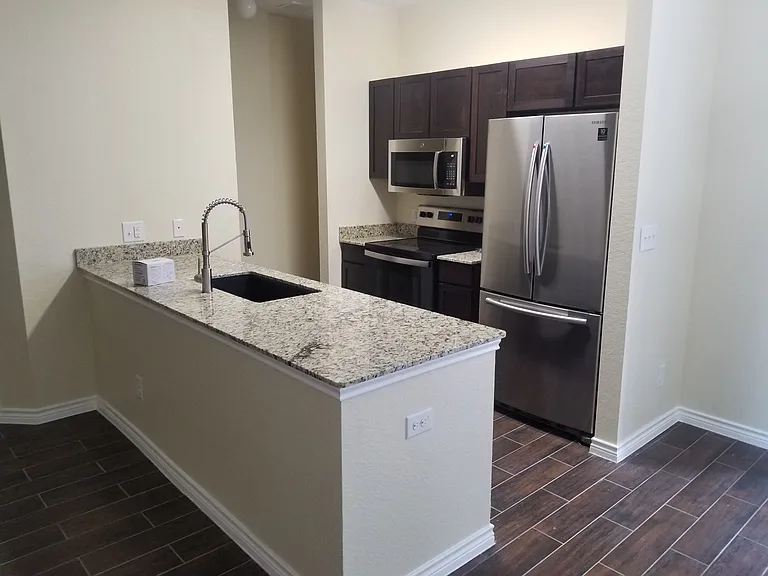 La Marquesa Apartments — Photo 1