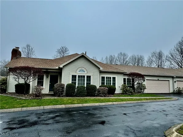 7 Hunters Woods Blvd #D, Canfield, OH 44406