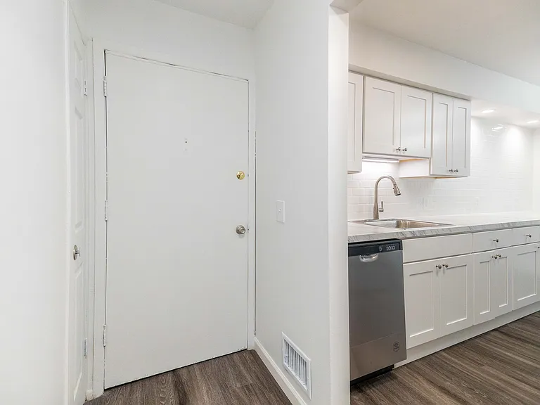 Knollwood Village Apartments — Photo 13