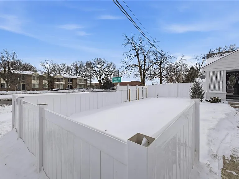2896 Dorchester Rd — Photo 4