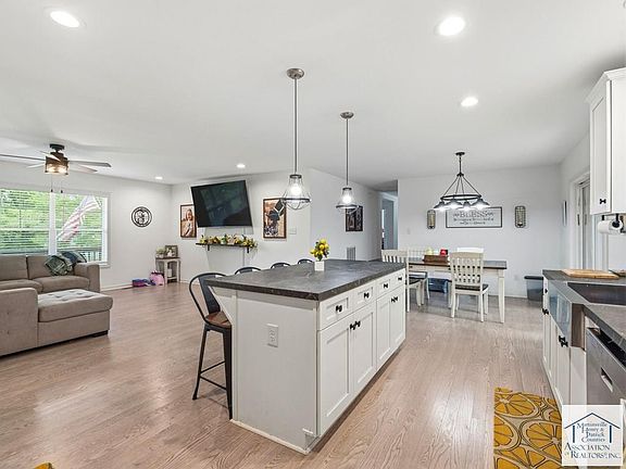3rd image of 11 Pine View Ln