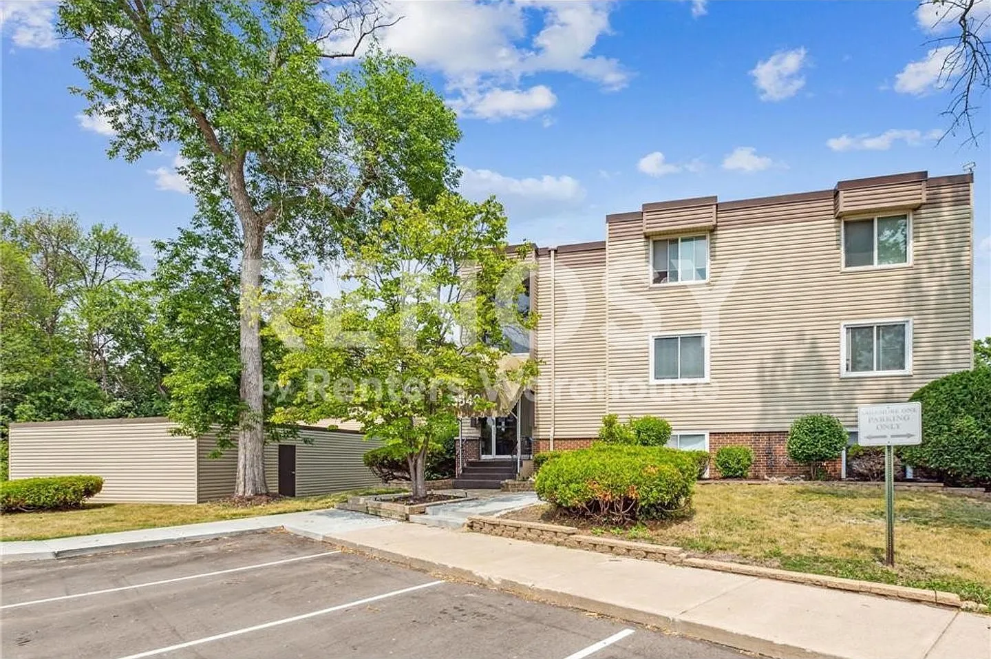 Available now - your very own 2 bedroom, 2 bath condo in Plymouth! — Photo 1