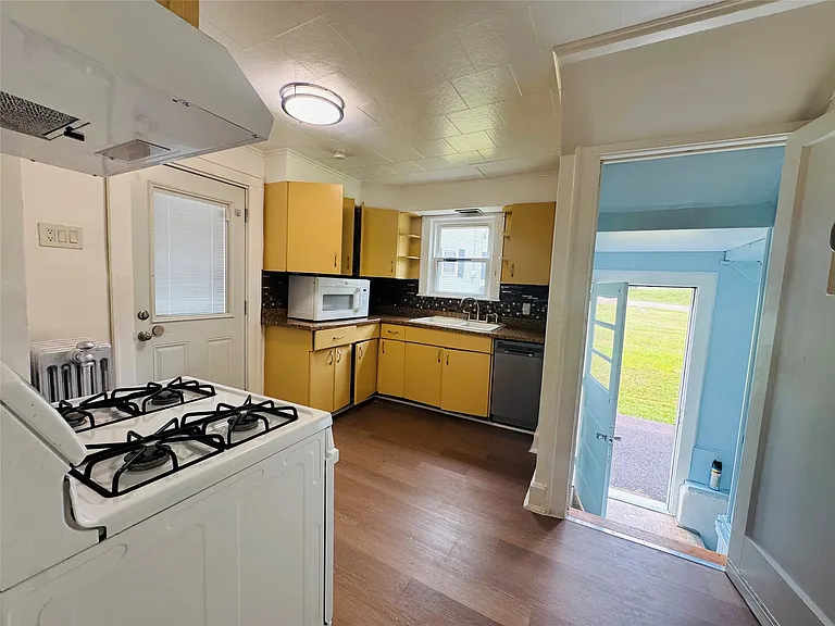 151-153 Iris Dr — Photo 14