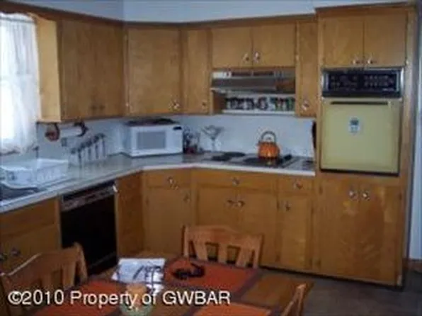 300 Center St, Dupont, PA 18641