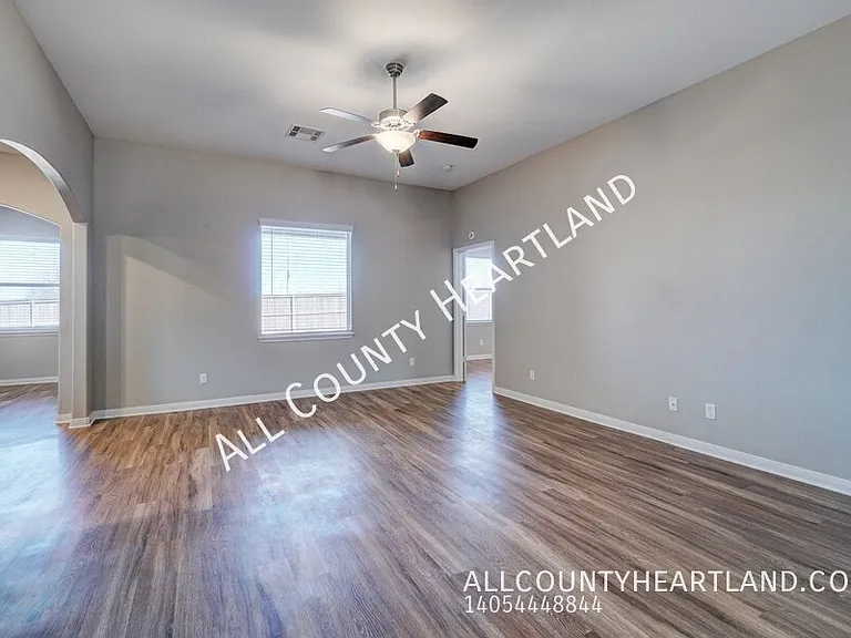 309 E Georgia Ter — Photo 2