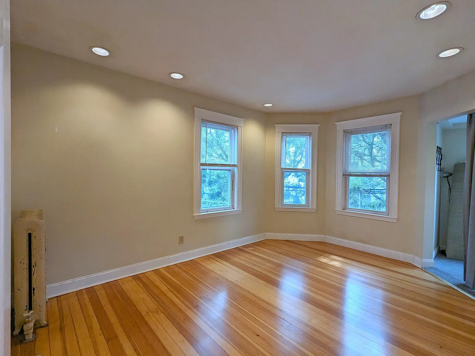 3 bed, 1000 sqft, $3,300 — Photo 3