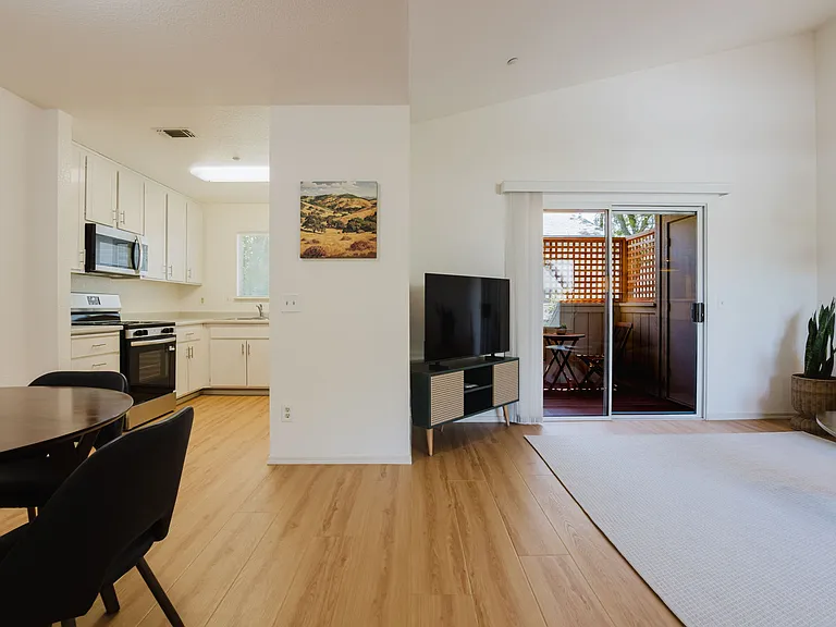 Parkwood Court Apartments — Photo 40