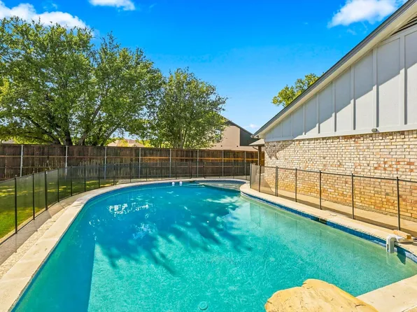 2857 Hurstview Dr, Hurst, TX 76054