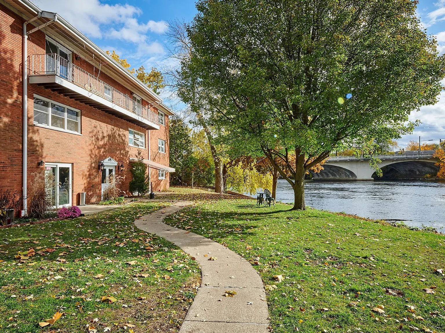 Rivershore Apartments — Photo 4