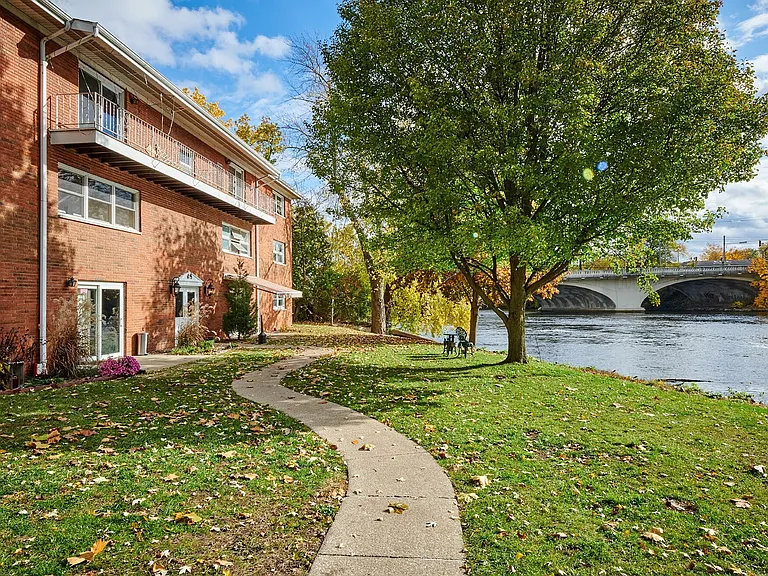 Rivershore Apartments — Photo 4