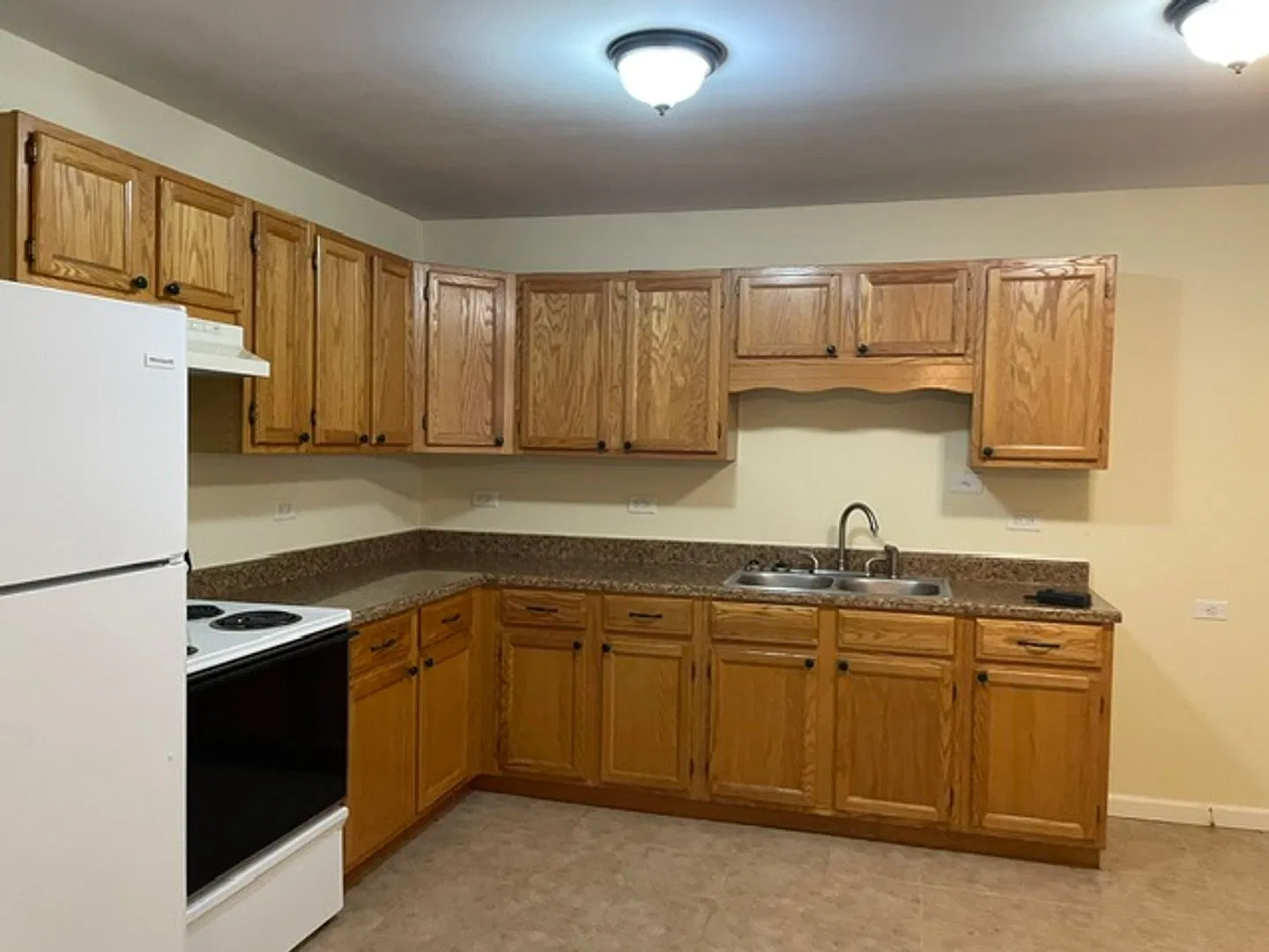 2 Bedroom apartment with 1 car garage close to the base.... — Photo 4