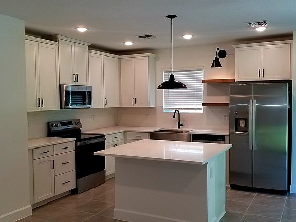 3rd image of 30 White Hurst Ln