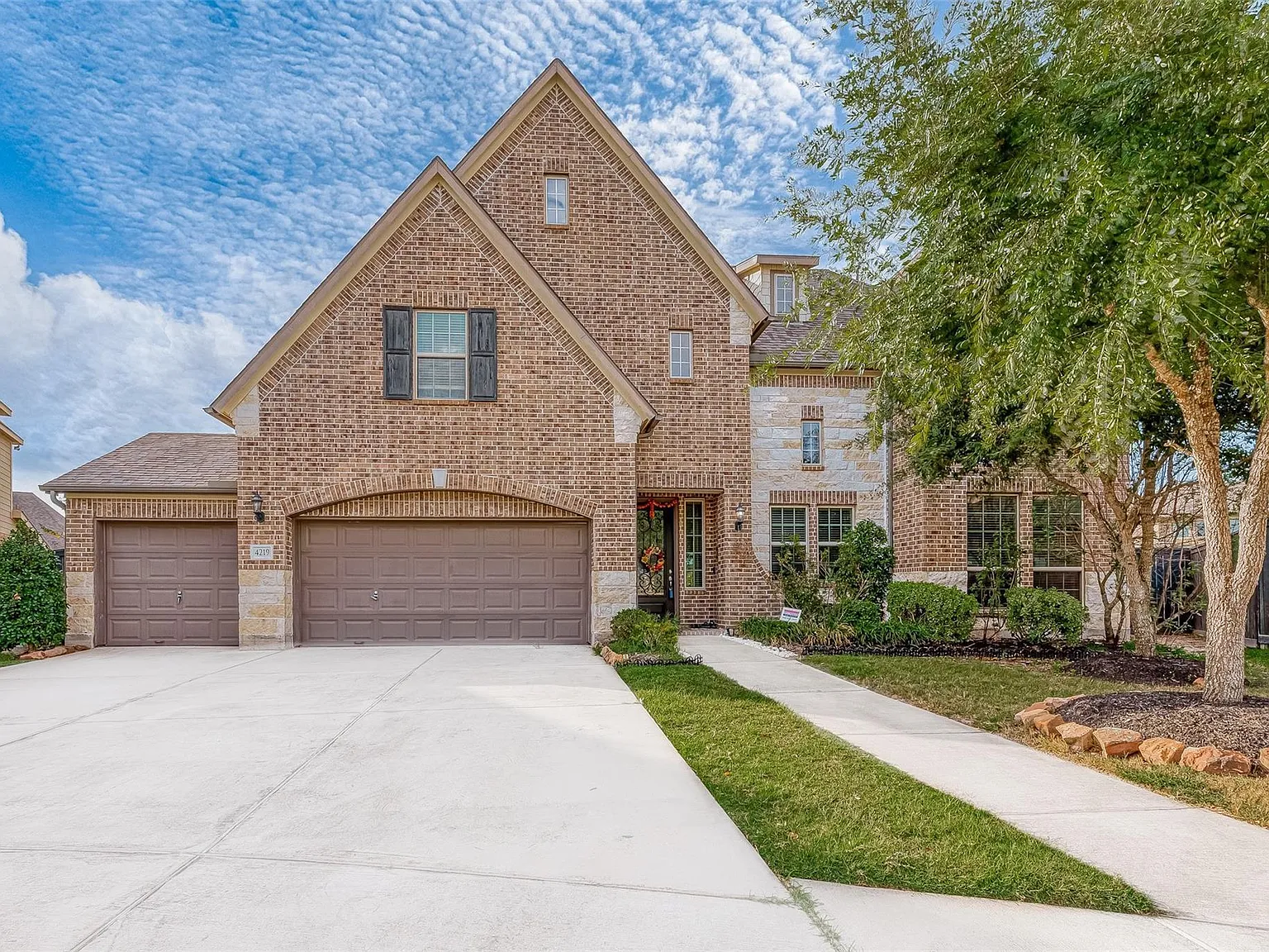 5 bed, 3.5 bath, 3925 sqft, $3,700 — Photo 2
