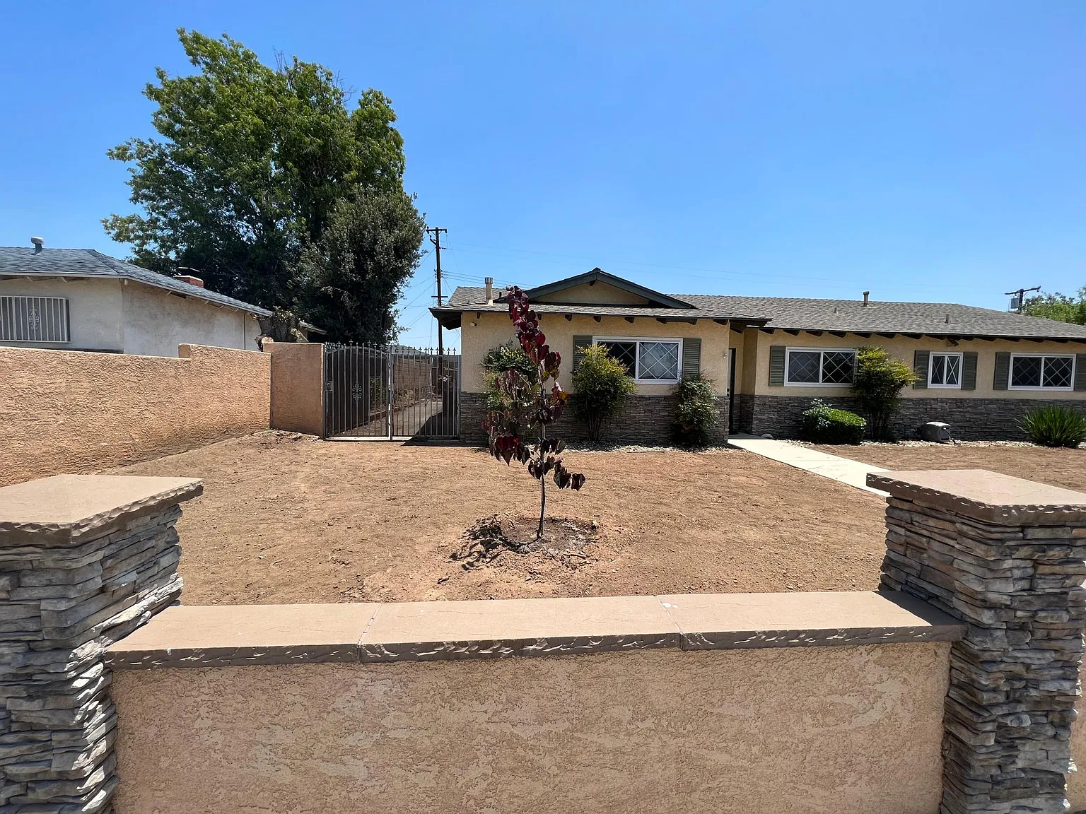 526 S Valley Center Ave — Photo 2