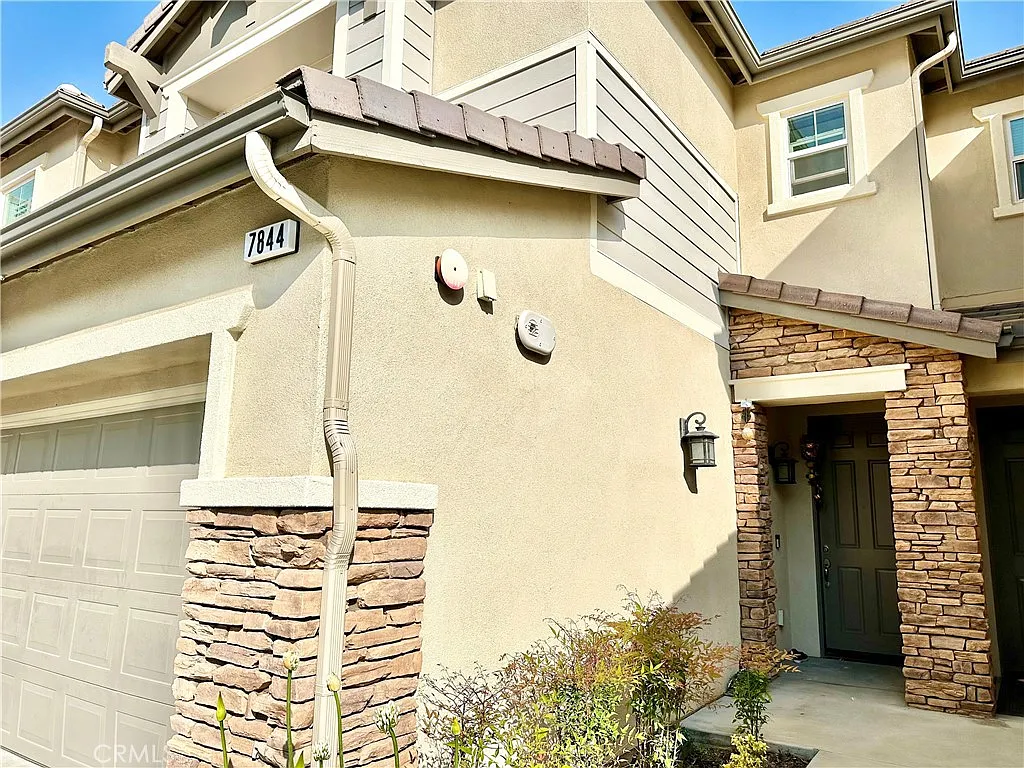 3 bed, 2.5 bath, 1674 sqft, $3,200 — Photo 2