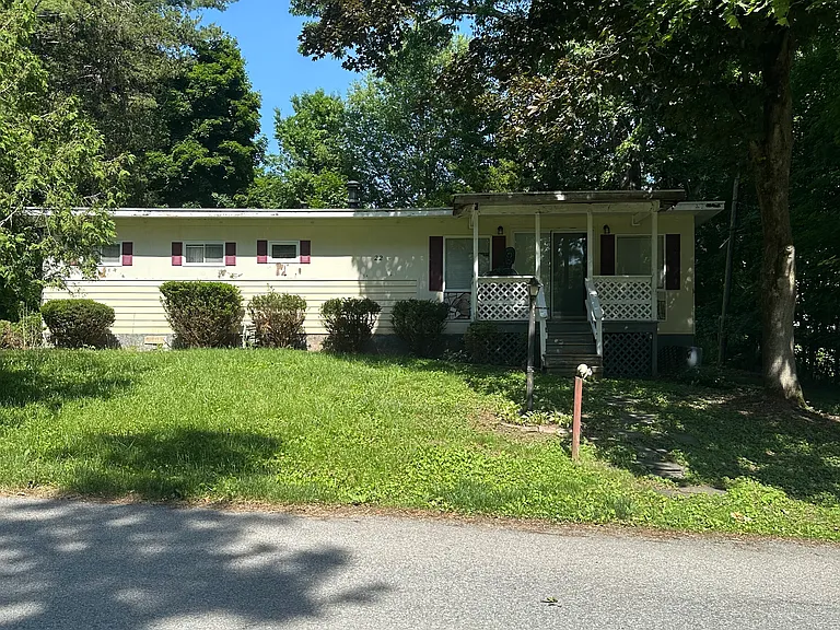22 Cedar Ln — Photo 1