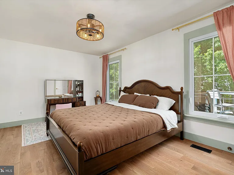 210 S Hughes St — Photo 8