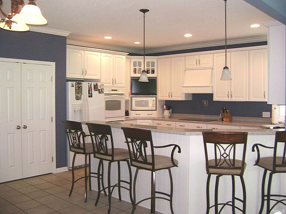 Beautiful kitchen, white cabinetry, porcelain ceramic flooring