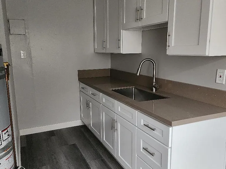 1552 E 21st St #1/4 — Photo 2