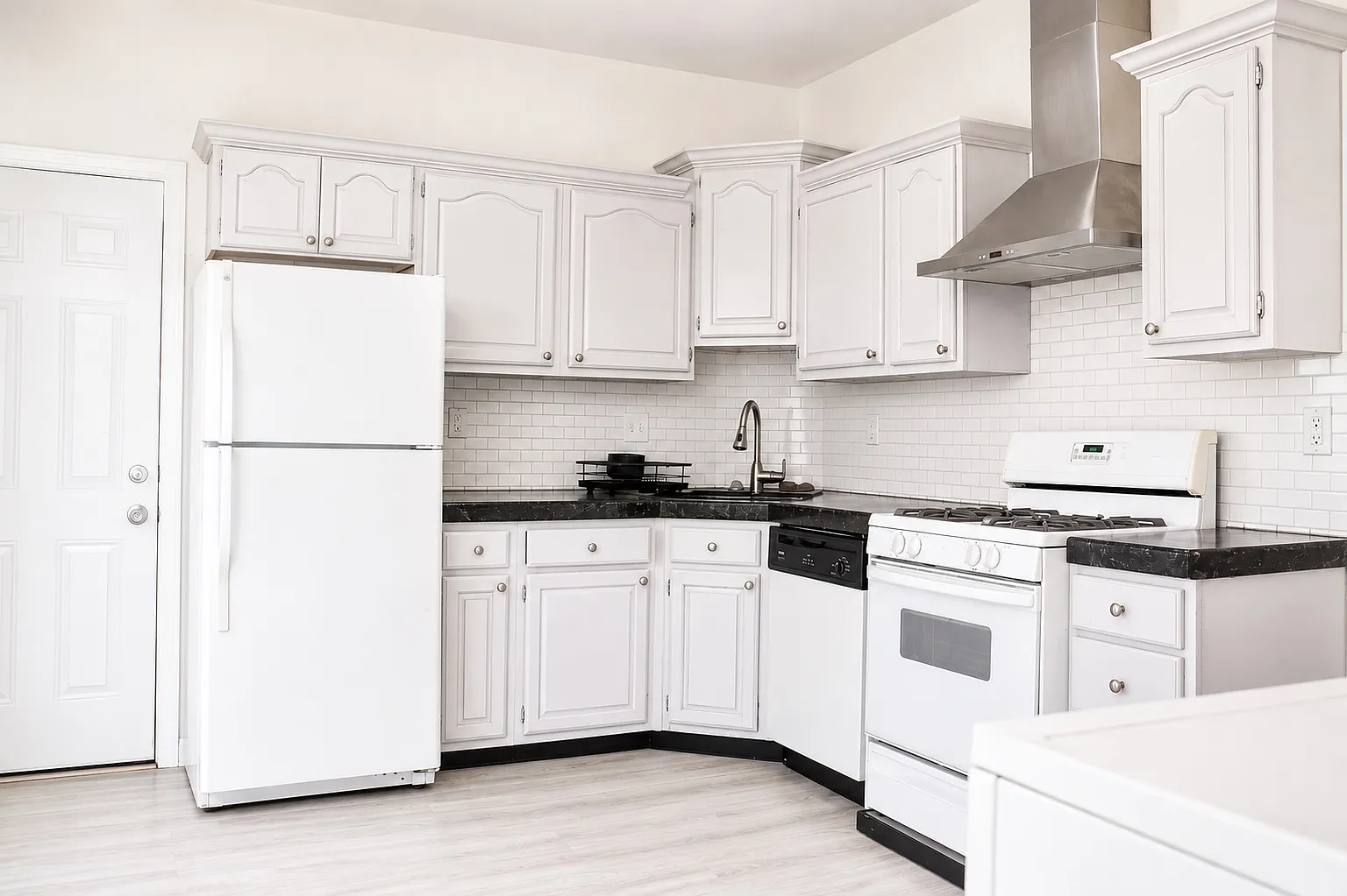 1 bed, 700 sqft, $1,300 — Photo 1