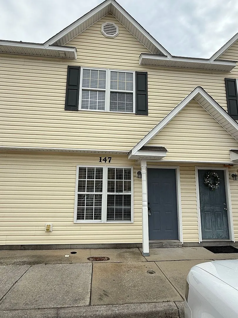 Nice 2 bedroom, 2.5 bath Townhouse — Photo 1