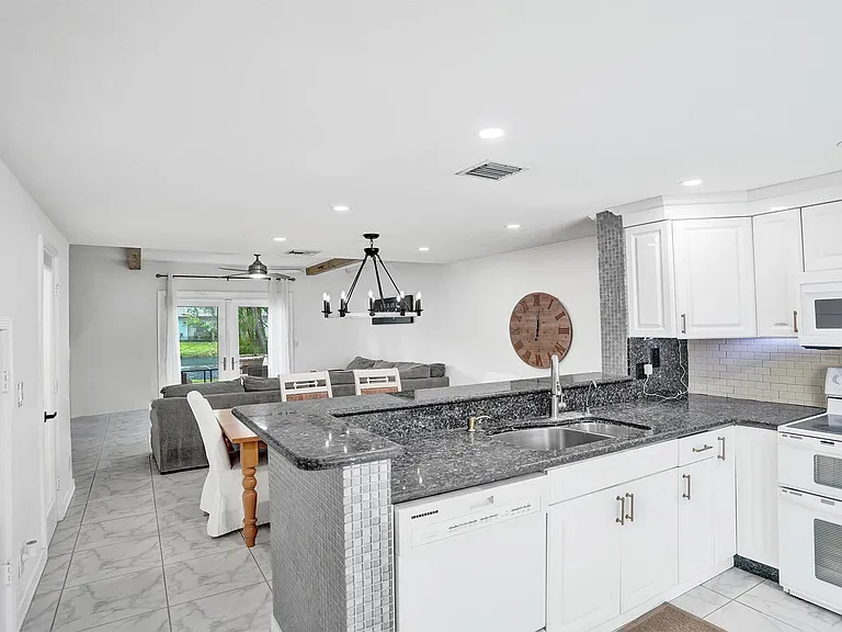 147 SW 3rd St — Photo 4
