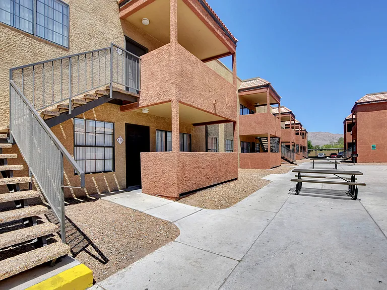 Saratoga Palms — Photo 14
