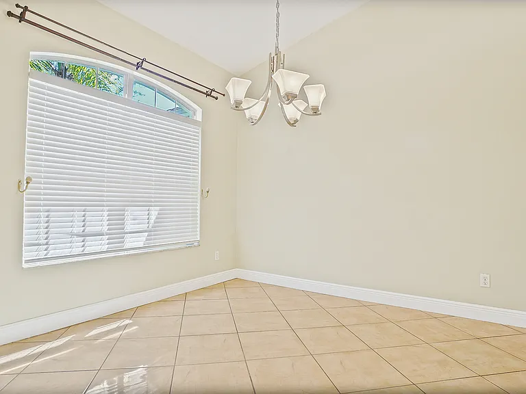 774 Princeton Dr — Photo 5