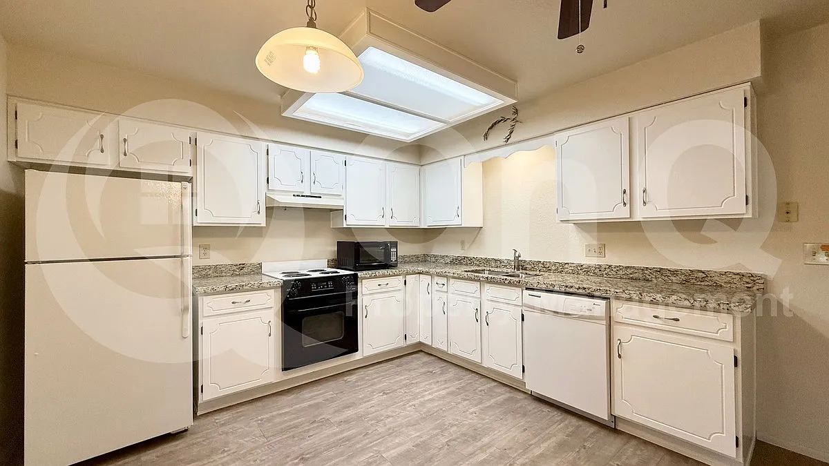 Building Photo - 520 S Greenfield Rd #26