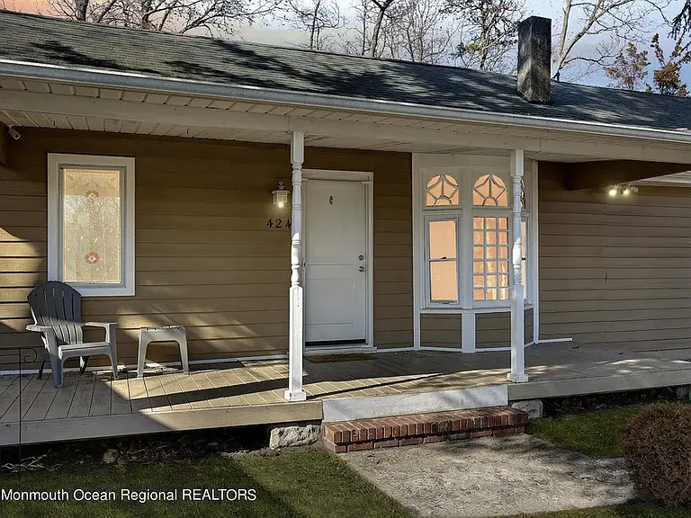 424 Seaman Ave — Photo 2